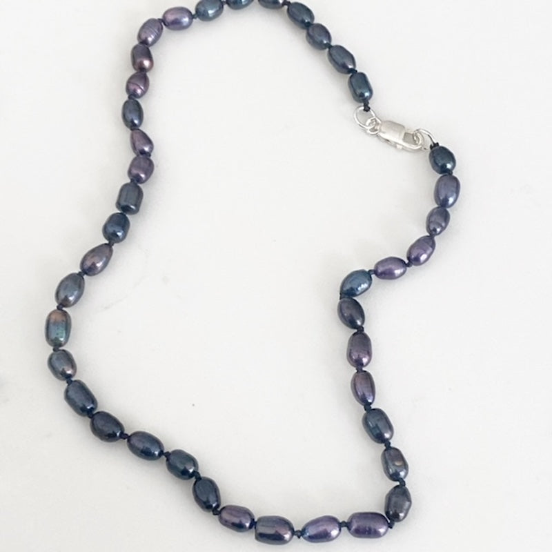 Alternate top view of the 18-inch hand-knotted black pearl necklace with silver clasp.