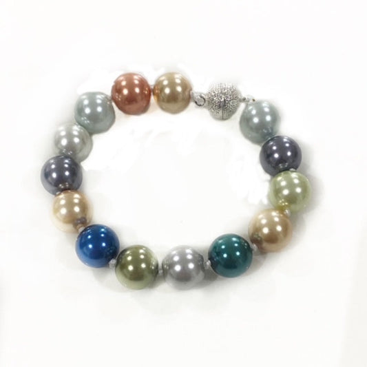 Knotted Multi-coloured shell (faux) pearl 7-1/2-inch bracelet with centre blue shell pearl and round magnetic clasp