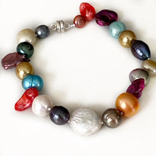 Hand-knotted dyed multi-coloured 7-inch pearl bracelet with button magnetic clasp and white coin pearl centre top view