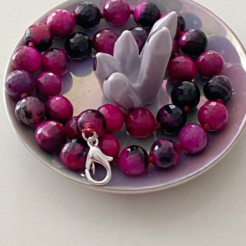 Dyed magenta 18-inch agate necklace in jewelry dish
