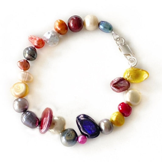 Hand-knotted 7-3/4-inch dyed multi-coloured pearl bracelet with vertical cranberry coin pearl centre and sterling silver clasp